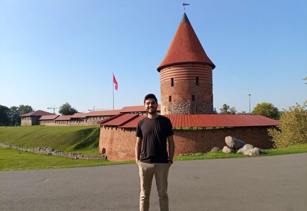 KTU student and Kaunas castle